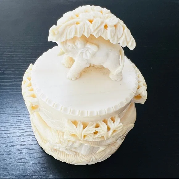 Indian Carved Container Box Animal Motifs and Elephant Finial Signed - Picture 3 of 17